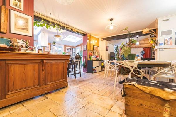 Maison en fond de jardin avec dépendances