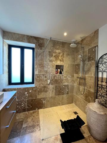 Elégante maison en pierre entièrement restaurée, 4 pièces, au coeur d'un village médiéval (32)