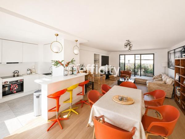 Appartement
         5 pièces
        - 151 m² Bien prestige 1 699 000 € *