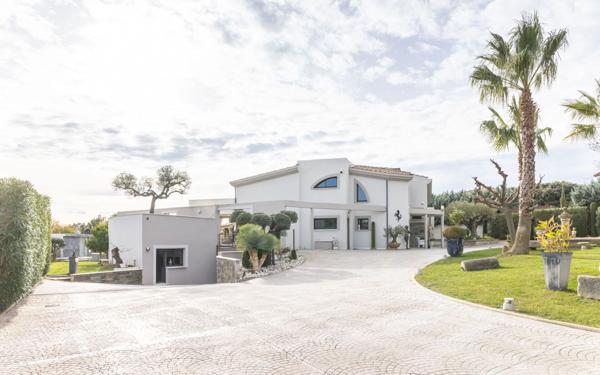 Maison à vendre    7 pièces •  Nîmes