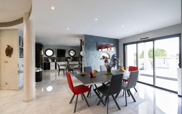 Maison à vendre    7 pièces •  Nîmes