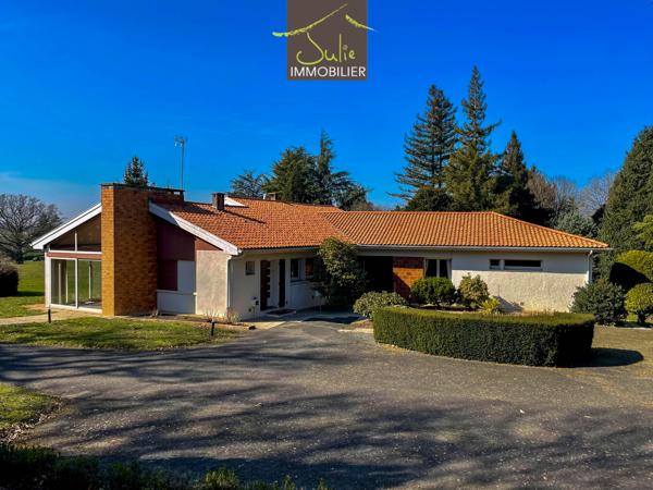 Cerizay propriété de 395 m² hab. sur terrain de 1.19 Hectare