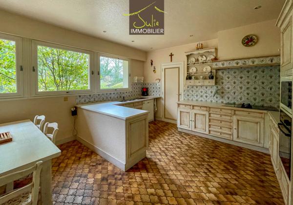 Cerizay propriété de 395 m² hab. sur terrain de 1.19 Hectare
