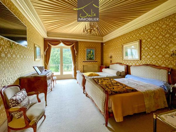 Cerizay propriété de 395 m² hab. sur terrain de 1.19 Hectare