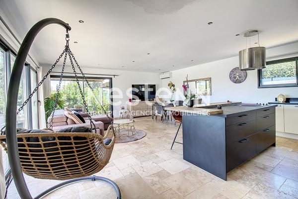 À VENDRE TRANS EN PROVENCE Villa de 154 m² avec 3 suites sur 750 m² de terrain avec piscine