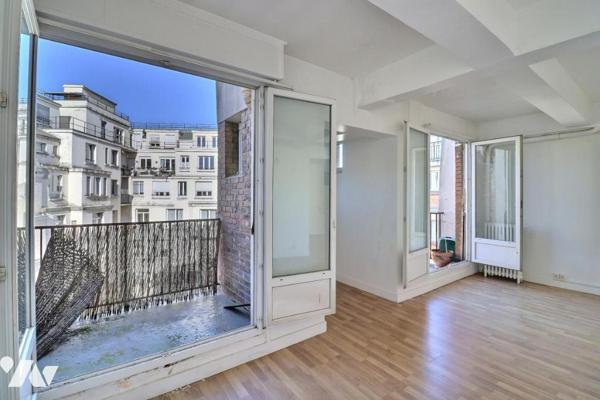 Appartement en étage élevé avec balcon