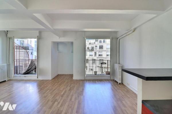 Appartement en étage élevé avec balcon