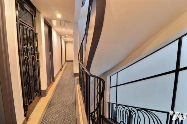 Appartement en étage élevé avec balcon