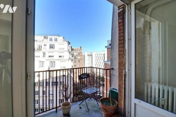 Appartement en étage élevé avec balcon
