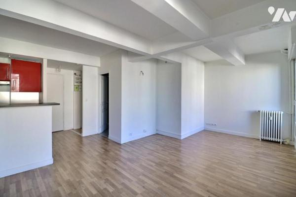 Appartement en étage élevé avec balcon