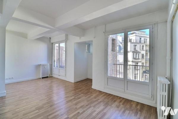 Appartement en étage élevé avec balcon