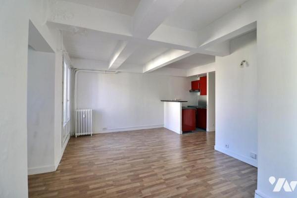 Appartement en étage élevé avec balcon