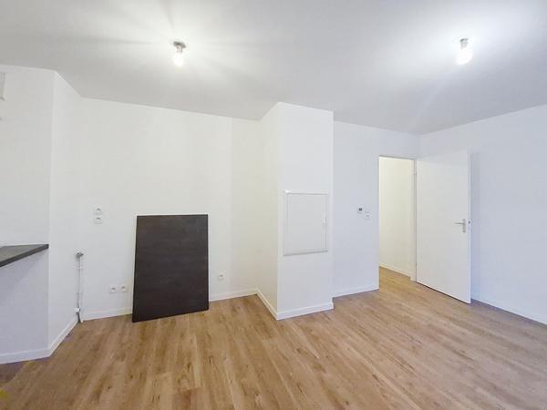 SAINT SEBASTIEN SUR LOIRE APPARTEMENT T2 RESIDENCE RECENTE STATIONNEMENT BALCON