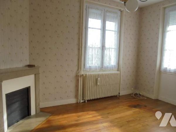 BEAUGENCY, Maison de ville, Loiret (45)

Maison de ville en bon état d'entretien comprenant : e...