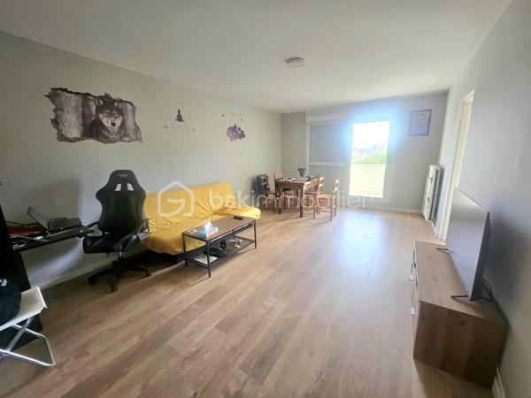 Idéalement situé à Beauvais, dans le quartier recherché de Saint-Just-des-Marais, découvrez cet appartement T2 de 52,4 m² Loi Carrez, situé au 1ᵉʳ étage (sans ascenseur).
À seulement 5 à 10 minutes à pied du Plan d'eau du Canada, vous profiterez d'un cadre verdoyant parfait pour vos balades.

✅Le bien se compose de :

•Une entrée
•Un séjour lumineux donnant accès à un balcon de 22m² environ
•Une cuisine
•Une chambre
•Une salle d'eau récente avec douche refaite à neuf
•Un cellier pour le rangement

Les + : Une place de parking privative numérotée complète ce bien.
Appartement en copropriété. Idéal premier achat ou investissement !