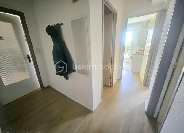 Idéalement situé à Beauvais, dans le quartier recherché de Saint-Just-des-Marais, découvrez cet appartement T2 de 52,4 m² Loi Carrez, situé au 1ᵉʳ étage (sans ascenseur).
À seulement 5 à 10 minutes à pied du Plan d'eau du Canada, vous profiterez d'un cadre verdoyant parfait pour vos balades.

✅Le bien se compose de :

•Une entrée
•Un séjour lumineux donnant accès à un balcon de 22m² environ
•Une cuisine
•Une chambre
•Une salle d'eau récente avec douche refaite à neuf
•Un cellier pour le rangement

Les + : Une place de parking privative numérotée complète ce bien.
Appartement en copropriété. Idéal premier achat ou investissement !