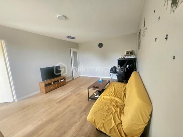 Idéalement situé à Beauvais, dans le quartier recherché de Saint-Just-des-Marais, découvrez cet appartement T2 de 52,4 m² Loi Carrez, situé au 1ᵉʳ étage (sans ascenseur).
À seulement 5 à 10 minutes à pied du Plan d'eau du Canada, vous profiterez d'un cadre verdoyant parfait pour vos balades.

✅Le bien se compose de :

•Une entrée
•Un séjour lumineux donnant accès à un balcon de 22m² environ
•Une cuisine
•Une chambre
•Une salle d'eau récente avec douche refaite à neuf
•Un cellier pour le rangement

Les + : Une place de parking privative numérotée complète ce bien.
Appartement en copropriété. Idéal premier achat ou investissement !