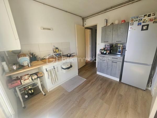 Idéalement situé à Beauvais, dans le quartier recherché de Saint-Just-des-Marais, découvrez cet appartement T2 de 52,4 m² Loi Carrez, situé au 1ᵉʳ étage (sans ascenseur).
À seulement 5 à 10 minutes à pied du Plan d'eau du Canada, vous profiterez d'un cadre verdoyant parfait pour vos balades.

✅Le bien se compose de :

•Une entrée
•Un séjour lumineux donnant accès à un balcon de 22m² environ
•Une cuisine
•Une chambre
•Une salle d'eau récente avec douche refaite à neuf
•Un cellier pour le rangement

Les + : Une place de parking privative numérotée complète ce bien.
Appartement en copropriété. Idéal premier achat ou investissement !