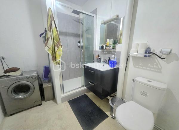 Idéalement situé à Beauvais, dans le quartier recherché de Saint-Just-des-Marais, découvrez cet appartement T2 de 52,4 m² Loi Carrez, situé au 1ᵉʳ étage (sans ascenseur).
À seulement 5 à 10 minutes à pied du Plan d'eau du Canada, vous profiterez d'un cadre verdoyant parfait pour vos balades.

✅Le bien se compose de :

•Une entrée
•Un séjour lumineux donnant accès à un balcon de 22m² environ
•Une cuisine
•Une chambre
•Une salle d'eau récente avec douche refaite à neuf
•Un cellier pour le rangement

Les + : Une place de parking privative numérotée complète ce bien.
Appartement en copropriété. Idéal premier achat ou investissement !