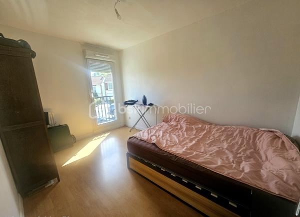 Idéalement situé à Beauvais, dans le quartier recherché de Saint-Just-des-Marais, découvrez cet appartement T2 de 52,4 m² Loi Carrez, situé au 1ᵉʳ étage (sans ascenseur).
À seulement 5 à 10 minutes à pied du Plan d'eau du Canada, vous profiterez d'un cadre verdoyant parfait pour vos balades.

✅Le bien se compose de :

•Une entrée
•Un séjour lumineux donnant accès à un balcon de 22m² environ
•Une cuisine
•Une chambre
•Une salle d'eau récente avec douche refaite à neuf
•Un cellier pour le rangement

Les + : Une place de parking privative numérotée complète ce bien.
Appartement en copropriété. Idéal premier achat ou investissement !