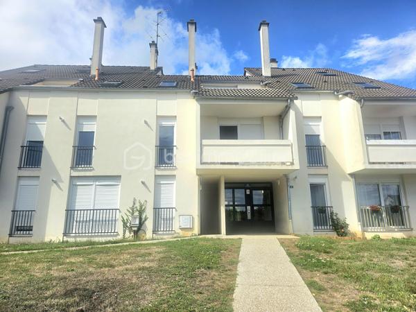 Idéalement situé à Beauvais, dans le quartier recherché de Saint-Just-des-Marais, découvrez cet appartement T2 de 52,4 m² Loi Carrez, situé au 1ᵉʳ étage (sans ascenseur).
À seulement 5 à 10 minutes à pied du Plan d'eau du Canada, vous profiterez d'un cadre verdoyant parfait pour vos balades.

✅Le bien se compose de :

•Une entrée
•Un séjour lumineux donnant accès à un balcon de 22m² environ
•Une cuisine
•Une chambre
•Une salle d'eau récente avec douche refaite à neuf
•Un cellier pour le rangement

Les + : Une place de parking privative numérotée complète ce bien.
Appartement en copropriété. Idéal premier achat ou investissement !