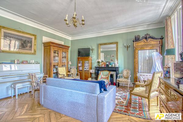 Versailles Notre-Dame Appartement 5 pièces 148 M² situé au 2ème étage d'un immeuble ancien avec cave et chambre de service de 17.73 m² au sol en option €1 210 000 ** - Référence 25881