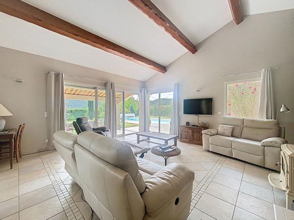 Maison Provençale à vendre à Laragne-Monteglin - 6 pièces, piscine et grand terrain