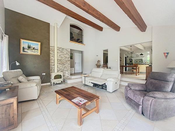 Maison Provençale à vendre à Laragne-Monteglin - 6 pièces, piscine et grand terrain