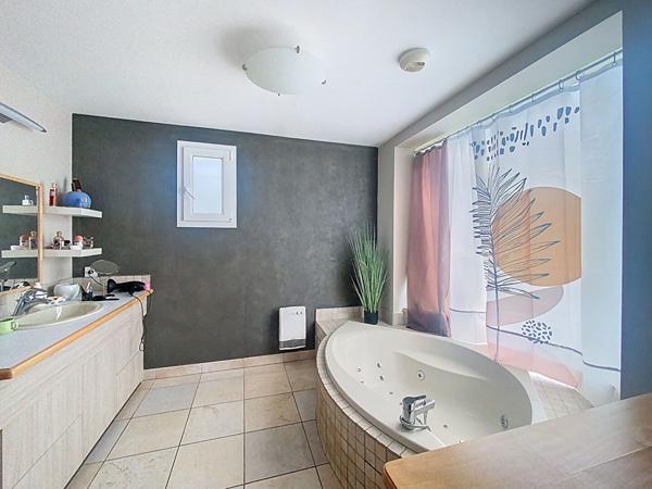 Maison Provençale à vendre à Laragne-Monteglin - 6 pièces, piscine et grand terrain