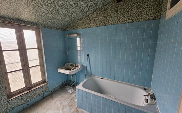 Immeuble à vendre    5 pièces •  Saint-Jean-d'Angély