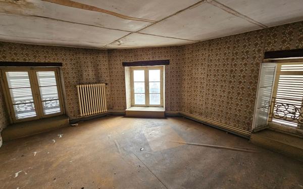 Immeuble à vendre    5 pièces •  Saint-Jean-d'Angély