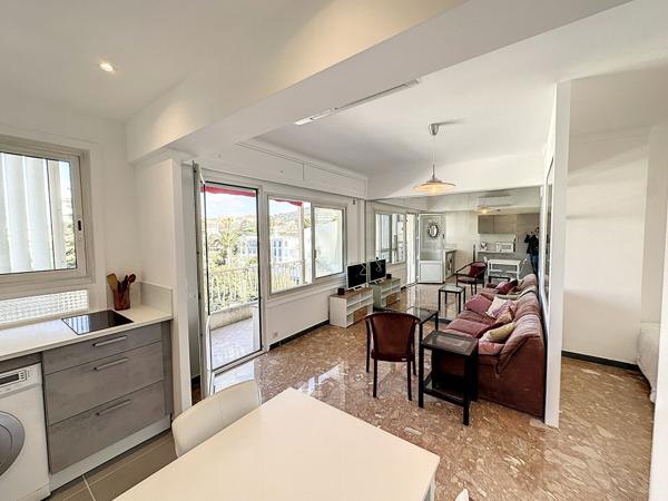 Très grand studio meublé avec terrasse