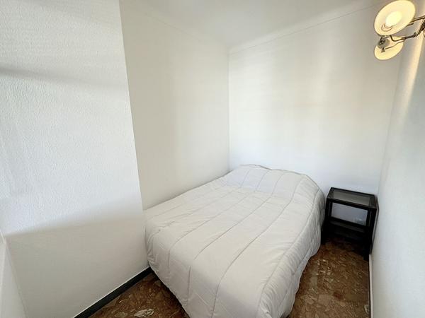 Très grand studio meublé avec terrasse