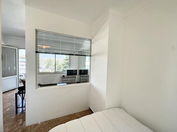 Très grand studio meublé avec terrasse