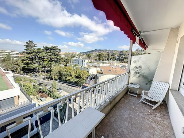 Très grand studio meublé avec terrasse