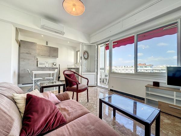 Très grand studio meublé avec terrasse