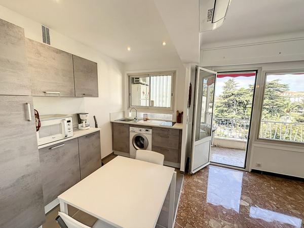 Très grand studio meublé avec terrasse