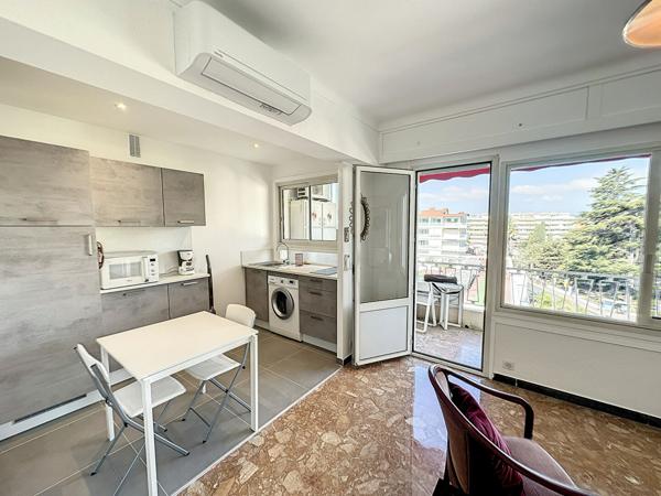 Très grand studio meublé avec terrasse