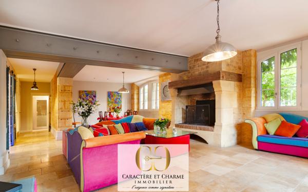 Sarlat-la-Canéda (24200) Sarlat. Propriété en pierre 340 m2 habitables - Cour intérieure - Ascenseur - Prestations haut de gamme.