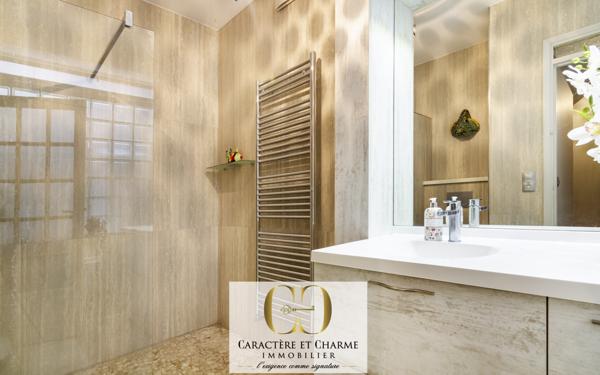 Sarlat-la-Canéda (24200) Sarlat. Propriété en pierre 340 m2 habitables - Cour intérieure - Ascenseur - Prestations haut de gamme.