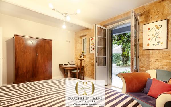 Sarlat-la-Canéda (24200) Sarlat. Propriété en pierre 340 m2 habitables - Cour intérieure - Ascenseur - Prestations haut de gamme.