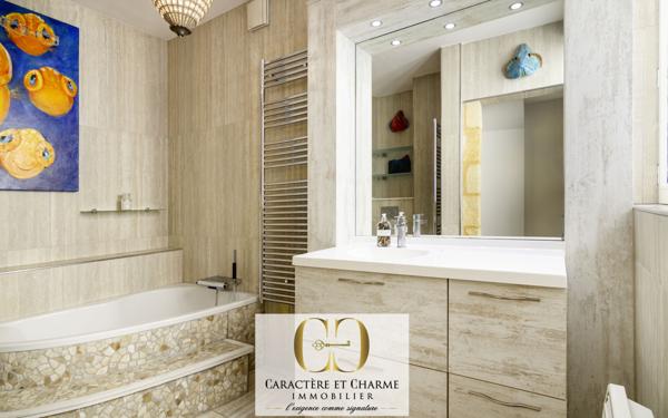 Sarlat-la-Canéda (24200) Sarlat. Propriété en pierre 340 m2 habitables - Cour intérieure - Ascenseur - Prestations haut de gamme.