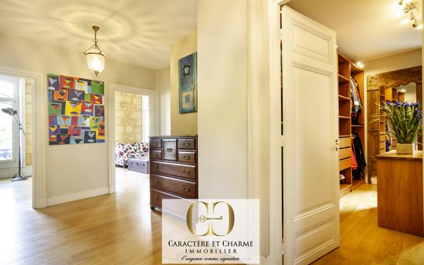 Sarlat-la-Canéda (24200) Sarlat. Propriété en pierre 340 m2 habitables - Cour intérieure - Ascenseur - Prestations haut de gamme.