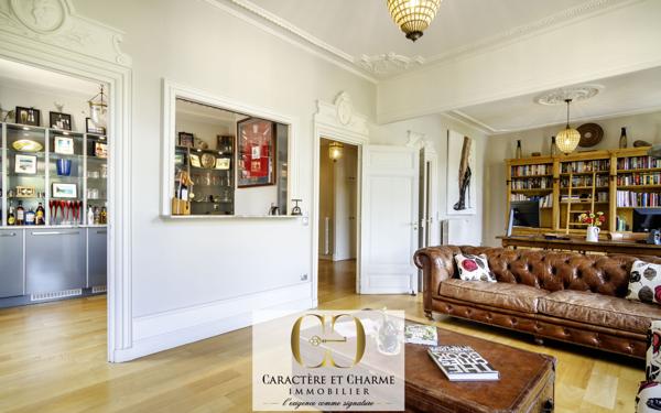 Sarlat-la-Canéda (24200) Sarlat. Propriété en pierre 340 m2 habitables - Cour intérieure - Ascenseur - Prestations haut de gamme.