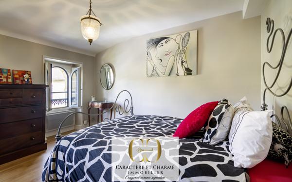 Sarlat-la-Canéda (24200) Sarlat. Propriété en pierre 340 m2 habitables - Cour intérieure - Ascenseur - Prestations haut de gamme.