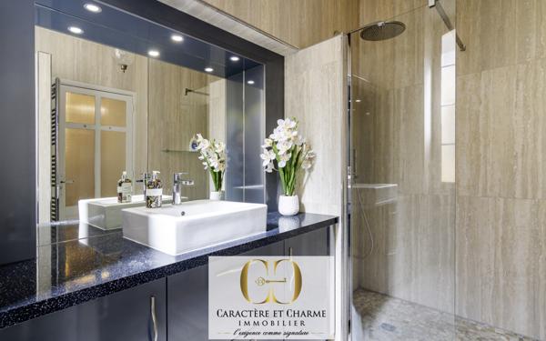 Sarlat-la-Canéda (24200) Sarlat. Propriété en pierre 340 m2 habitables - Cour intérieure - Ascenseur - Prestations haut de gamme.