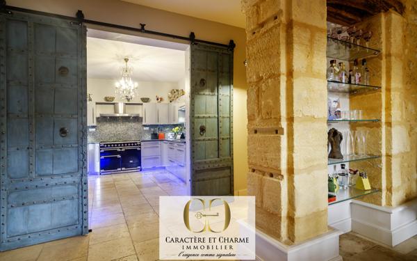 Sarlat-la-Canéda (24200) Sarlat. Propriété en pierre 340 m2 habitables - Cour intérieure - Ascenseur - Prestations haut de gamme.