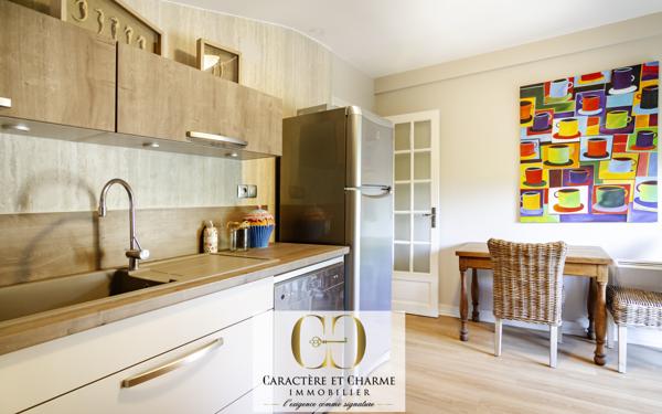 Sarlat-la-Canéda (24200) Sarlat. Propriété en pierre 340 m2 habitables - Cour intérieure - Ascenseur - Prestations haut de gamme.