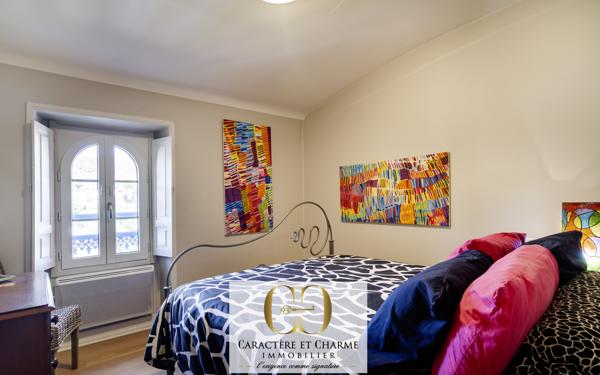 Sarlat-la-Canéda (24200) Sarlat. Propriété en pierre 340 m2 habitables - Cour intérieure - Ascenseur - Prestations haut de gamme.