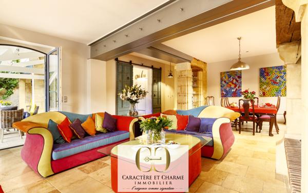 Sarlat-la-Canéda (24200) Sarlat. Propriété en pierre 340 m2 habitables - Cour intérieure - Ascenseur - Prestations haut de gamme.